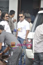 Salman Khan leaves for CCL opening ceremony in Airport, Mumbai on 3rd June 2011 (4).JPG