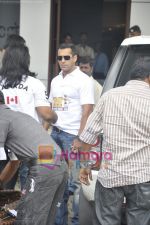 Salman Khan leaves for CCL opening ceremony in Airport, Mumbai on 3rd June 2011 (5).JPG