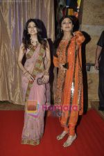 Shilpa Shetty, Shamita Shetty at Ganesh Hegde_s wedding reception in Grand Hyatt on 5th June 2011 (4).JPG