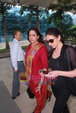 Hema Malini and Esha Deol snapped at Mumbai Airport on 6th June 2011 (4)~0.JPG