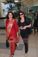 Hema Malini and Esha Deol snapped at Mumbai Airport on 6th June 2011 (6).JPG