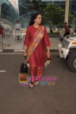 Hema Malini snapped at Mumbai Airport on 6th June 2011 (2).JPG