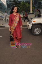 Hema Malini snapped at Mumbai Airport on 6th June 2011 (4).JPG