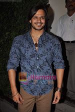 Vivek Oberoi at CPAA art exhibition in Breach Candy on 6th June 2011 (3).JPG