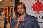 Vivek Oberoi at CPAA art exhibition in Breach Candy on 6th June 2011 (47).JPG
