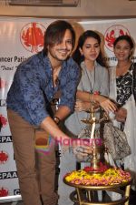 Vivek Oberoi at CPAA art exhibition in Breach Candy on 6th June 2011 (65).JPG