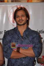 Vivek Oberoi at CPAA art exhibition in Breach Candy on 6th June 2011 (70).JPG