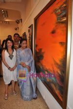 Asha Bhosle at Madhuri Badhuri art exhibition in Kalaghoda on 8th June 2011 (24).JPG