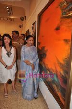 Asha Bhosle at Madhuri Badhuri art exhibition in Kalaghoda on 8th June 2011 (25).JPG