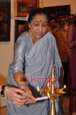 Asha Bhosle at Madhuri Badhuri art exhibition in Kalaghoda on 8th June 2011 (50).JPG