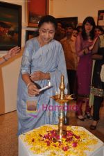 Asha Bhosle at Madhuri Badhuri art exhibition in Kalaghoda on 8th June 2011 (55).JPG