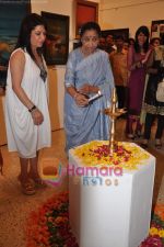Asha Bhosle at Madhuri Badhuri art exhibition in Kalaghoda on 8th June 2011 (56).JPG