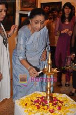 Asha Bhosle at Madhuri Badhuri art exhibition in Kalaghoda on 8th June 2011 (58).JPG