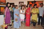 Asha Bhosle at Madhuri Badhuri art exhibition in Kalaghoda on 8th June 2011 (62).JPG