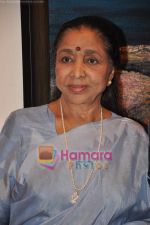 Asha Bhosle at Madhuri Badhuri art exhibition in Kalaghoda on 8th June 2011 (7).JPG