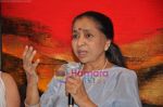 Asha Bhosle at Madhuri Badhuri art exhibition in Kalaghoda on 8th June 2011 (8).JPG
