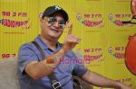 Vinay Pathak promotes Bheja Fry 2 on 98.3 FM Radio Mirchi on 12th June 2011 (5).JPG