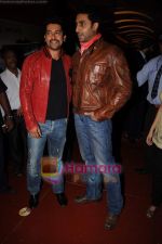 Abhishek Bachchan, Aftab Shivdasani at Bin Bulaye Baarati premiere in Cinemax on 16th June 2011 (6).JPG