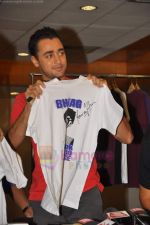 Imran Khan at Delhi Belly T-shirts launch at Garment Fair in Goregaon on 20th June 2011 (40).JPG