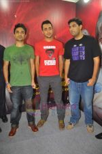 Imran Khan, Kunal Roy Kapoor, Vir Das at Delhi Belly T-shirts launch at Garment Fair in Goregaon on 20th June 2011 (25).JPG
