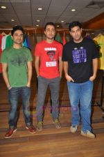 Imran Khan, Kunal Roy Kapoor, Vir Das at Delhi Belly T-shirts launch at Garment Fair in Goregaon on 20th June 2011 (32).JPG