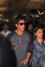 Shahrukh Khan snapped at domestic airport on 20th June 2011 (12).JPG