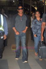 Shahrukh Khan snapped at domestic airport on 20th June 2011 (18).JPG