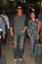 Shahrukh Khan snapped at domestic airport on 20th June 2011 (19).JPG