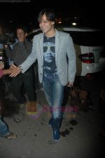 Vivek Oberoi leaves for IIFA with family in Mumbai Airport on 23rd June 2011 (17).JPG