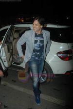 Vivek Oberoi leaves for IIFA with family in Mumbai Airport on 23rd June 2011 (3).JPG