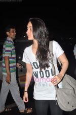 Kareena Kapoor snapped at International airport on 26th June 2011 (6).JPG