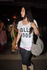Kareena Kapoor snapped at International airport on 26th June 2011 (8).JPG
