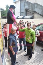 Amitabh Bachchan meets fans at PVR in Juhu, Mumbai on 1st July 2011 (7).JPG