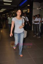 Kareena Kapoor returns from Paris in International Airport, Mumbai on 2nd July 2011 (11).JPG