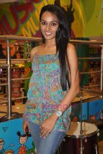 Reshmi Ghosh at Shelly Khera of SLIM SUTRA launches Meditation and Slimming DVD in Planet M on 2nd July 2011  (72).JPG