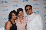 Hard Kaur, Gulshan Grover grace the PETA event to support Stray dogs in Zenzi on 5th July 2011 (9).JPG