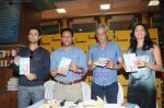 Kanishtha Dhanker, Randeep Hooda, Sudhir Mishra, Anurag Anand at Reality Bytes book release by Anurag Anand in Landmark, Mumbai on 5th July 2011 (23).JPG