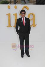 Shahrukh Khan at IIFA 2011 Red Carpet on 25th June 2011  (66).JPG