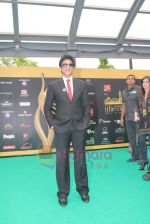 Shahrukh Khan at IIFA 2011 Red Carpet on 25th June 2011  (70).JPG