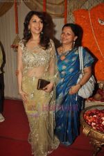 Madhuri Dixit at Dr Abhishek and Dr Shefali_s wedding reception in Khar on 10th July 2011 (163).JPG