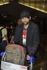 Abhay Deol as they return fom Zindagi Na Milegi Dobara road tour in Airport, Mumbai on 12th July 2011 (30).JPG