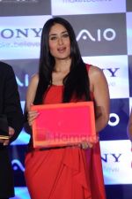Kareena Kapoor launches new range of Sony Vaio laptops in Hyatt Regency on 12th July 2011 (26).JPG