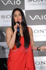 Kareena Kapoor launches new range of Sony Vaio laptops in Hyatt Regency on 12th July 2011 (48).JPG