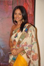 Neetu Chandra at Reka Rana_s art exhibition in Jehangir on 13th JUly 2011 (108).JPG