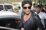 Shahrukh Khan & family return from london in Mumbai Airport  on 14th July 2011 (31).JPG