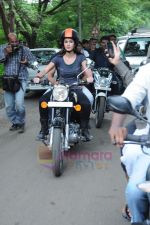 Katrina Kaif takes Hrithik Roshan for a Zindagi Na Milegi Dobara bike ride at Filmcity on 22nd July 2011 (92).JPG