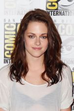 Kristen Stewart poses to promote Breaking Dawn from the Twilight Saga at  the 2011 Comic-Con International Day 1 at the San Diego Convention Center on July 21, 2011 (35).jpg