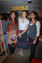 Kalki Koechlin at Chatura Rao Kashyap_s Book Launch in Crossword, Mumbai on 24th July 2011 (15).JPG