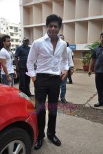 Shahrukh Khan snapped at Mehboob in Bndra, Mumbai on 28th July 2011 (24).JPG