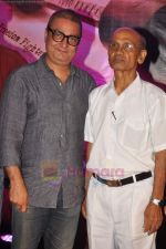 Vinay Pathak at Anant Mahadevan_s Mee Sindhutai Sapkal success bash in Worli, Mumbai on 29th July 2011 (105).JPG